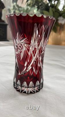 Vase en cristal vintage en verre bohémien avec superposition rouge rubis taillé à clair