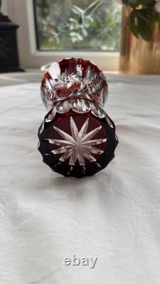 Vase en cristal vintage en verre bohémien avec superposition rouge rubis taillé à clair