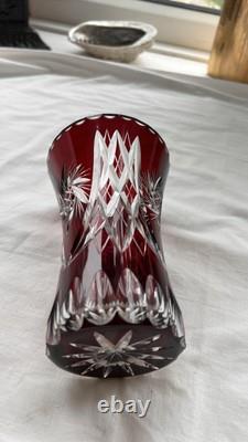 Vase en cristal vintage en verre bohémien avec superposition rouge rubis taillé à clair