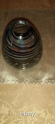 Vase en forme de verre irisé signé John Ditchfield