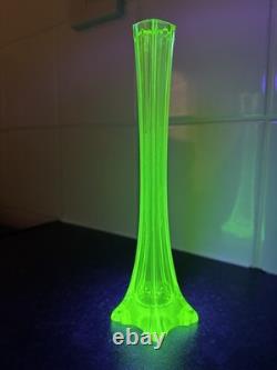 Vase en tige en uranium époustouflant, possiblement Art Déco de Murano des années 1930, brille de manière incroyable sous UV