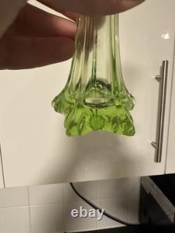 Vase en tige en uranium époustouflant, possiblement Art Déco de Murano des années 1930, brille de manière incroyable sous UV