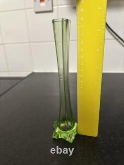 Vase en tige en uranium époustouflant, possiblement Art Déco de Murano des années 1930, brille de manière incroyable sous UV