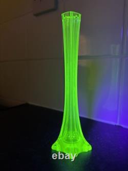 Vase en tige en uranium époustouflant, possiblement Art Déco de Murano des années 1930, brille de manière incroyable sous UV