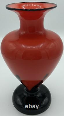 Vase en verre Art Déco, estampillé 'Czechoslovakia' en bas, vase rouge et noir.