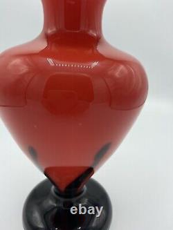 Vase en verre Art Déco, estampillé 'Czechoslovakia' en bas, vase rouge et noir.