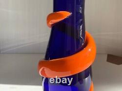 Vase en verre Carlo Moretti fabriqué à Murano en Italie Hauteur 14 pouces Signé