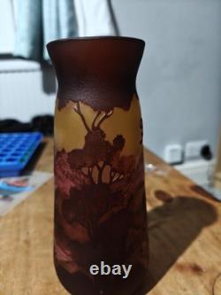Vase en verre Émile Gallé, vintage, gravé bicolore, finition montagneuse