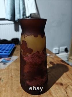 Vase en verre Émile Gallé, vintage, gravé bicolore, finition montagneuse
