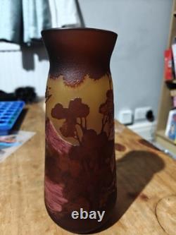 Vase en verre Émile Gallé, vintage, gravé bicolore, finition montagneuse