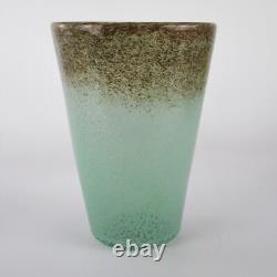 Vase en verre Vasart Art vert tan avec éclats signé Vasart
