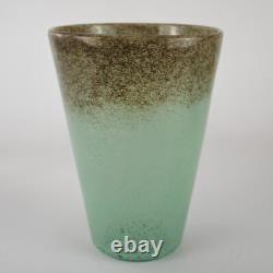 Vase en verre Vasart Art vert tan avec éclats signé Vasart