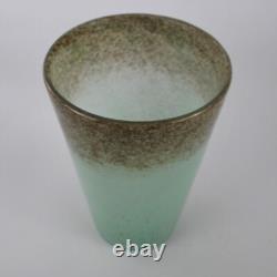 Vase en verre Vasart Art vert tan avec éclats signé Vasart