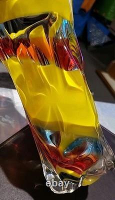 Vase en verre. Vase en verre multicolore japonais Iwatsu Hineri. Trou rare. Bon état.