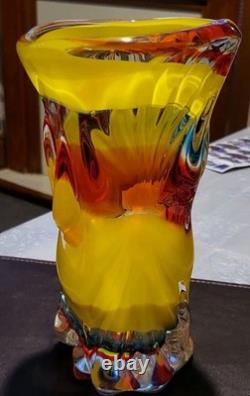 Vase en verre. Vase en verre multicolore japonais Iwatsu Hineri. Trou rare. Bon état.