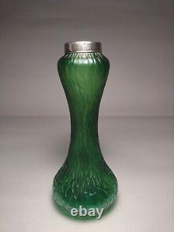 Vase en verre à col en argent marqué de l'atelier Kralik irisé