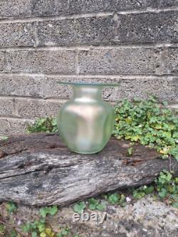 Vase en verre art antique Loetz Olympia Glatt. Vert irisé