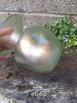 Vase en verre art antique Loetz Olympia Glatt. Vert irisé