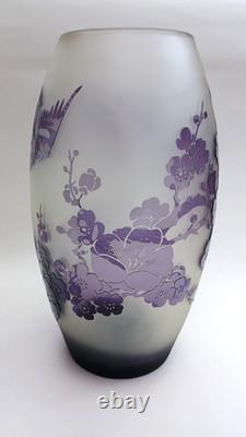 Vase en verre art avec camée de grands oiseaux à découpe acide et fleurs de cerisier éblouissant