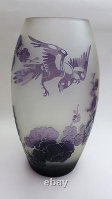 Vase en verre art avec camée de grands oiseaux à découpe acide et fleurs de cerisier éblouissant