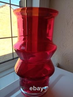 Vase en verre art rouge vintage Tamara Aladin 7,5 pouces de hauteur environ années 1960 en bon état