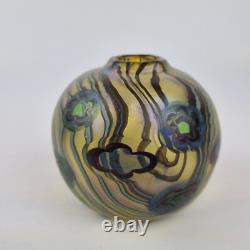 Vase en verre art vintage irisé non identifié signé décoré de fleurs