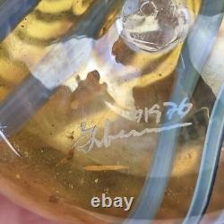 Vase en verre art vintage irisé non identifié signé décoré de fleurs