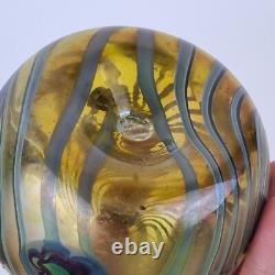 Vase en verre art vintage irisé non identifié signé décoré de fleurs