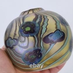 Vase en verre art vintage irisé non identifié signé décoré de fleurs