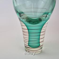 Vase en verre art vintage vert avec spirale rouge non signé, 20 cm de haut