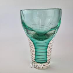 Vase en verre art vintage vert avec spirale rouge non signé, 20 cm de haut