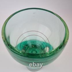 Vase en verre art vintage vert avec spirale rouge non signé, 20 cm de haut
