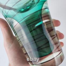 Vase en verre art vintage vert avec spirale rouge non signé, 20 cm de haut