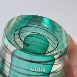 Vase en verre art vintage vert avec spirale rouge non signé, 20 cm de haut