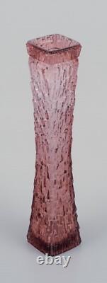 Vase en verre artistique, Europe centrale. Vase haut et mince en verre violet.