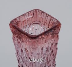 Vase en verre artistique, Europe centrale. Vase haut et mince en verre violet.