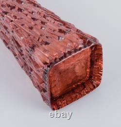 Vase en verre artistique, Europe centrale. Vase haut et mince en verre violet.