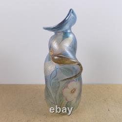 Vase en verre artistique Kisslinger, libellule et fleurs, signé, 7,75 po de hauteur, très bon état
<br/>

