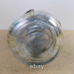 Vase en verre artistique Kisslinger, libellule et fleurs, signé, 7,75 po de hauteur, très bon état
 	<br/>	 