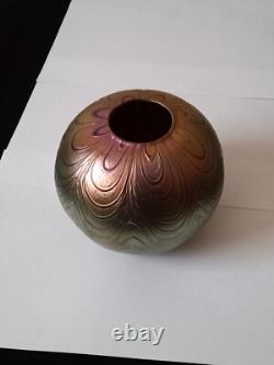 Vase en verre artistique à plumes tirées, daté et signé Donald Carlson, irisé, RARE