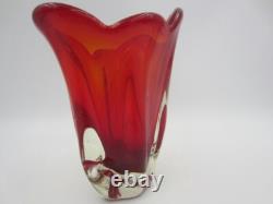 Vase en verre artistique à rayures Murano sommerso des années 50, rouge, en forme organique