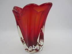 Vase en verre artistique à rayures Murano sommerso des années 50, rouge, en forme organique