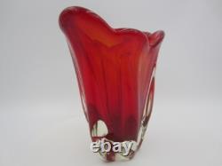 Vase en verre artistique à rayures Murano sommerso des années 50, rouge, en forme organique