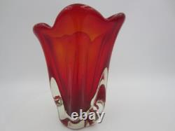 Vase en verre artistique à rayures Murano sommerso des années 50, rouge, en forme organique