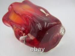 Vase en verre artistique à rayures Murano sommerso des années 50, rouge, en forme organique