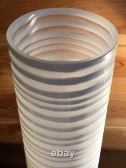 Vase en verre artistique blanc John Rocha, circulaire, texturé, rainuré et strié, de 40 cm de haut