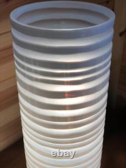 Vase en verre artistique blanc John Rocha, circulaire, texturé, rainuré et strié, de 40 cm de haut