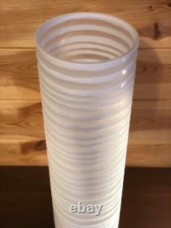 Vase en verre artistique blanc John Rocha, circulaire, texturé, rainuré et strié, de 40 cm de haut