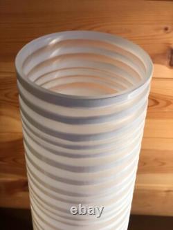 Vase en verre artistique blanc John Rocha, circulaire, texturé, rainuré et strié, de 40 cm de haut