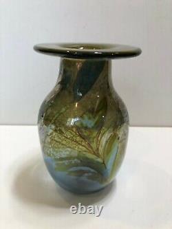 Vase en verre artistique de Bruce Freund, signé, 17 cm de hauteur, 10 cm au plus large, poids de 1,5 kg.